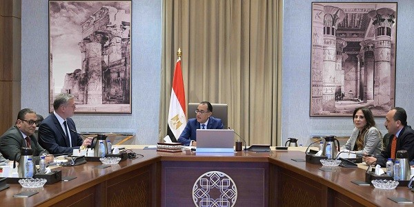 رئيس الوزراء يتابع مع وزير البترول عدداً من ملفات العمل
