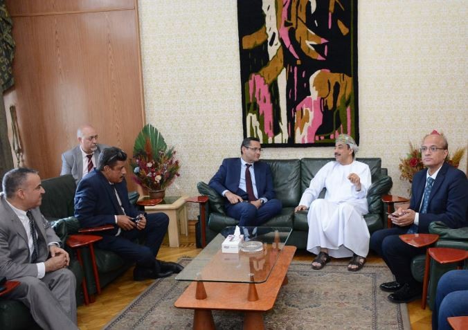 سفير سلطنة عمان مع نقيب الصحفيين
