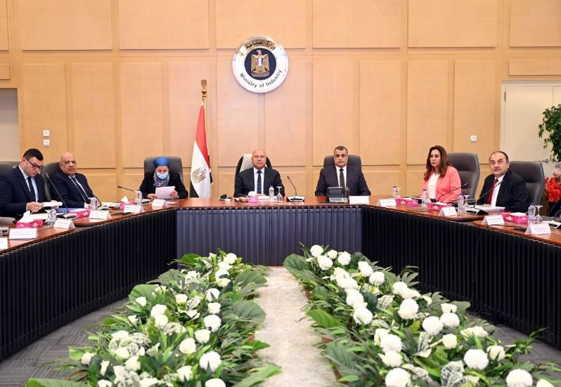 كامل الوزير خلال الاجتماع