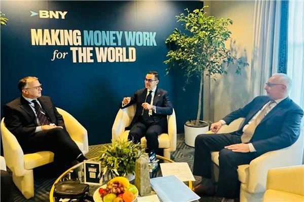 وزير الاستثمار يلتقي مسؤولي بنك «بي إن واي ميلون» 