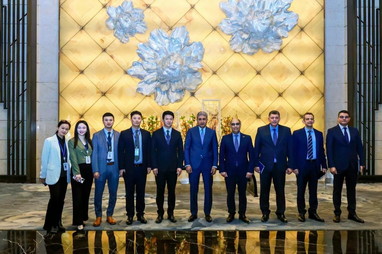 وزير السياحة يلتقي مسؤولًا مهمًا بـ Dalian للفنادق والمنتجعات