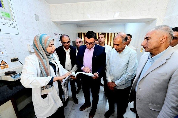 وزير الإسكان يتفقد سير العمل بمحطتى تنقية المياه بالمنيا الجديدة 