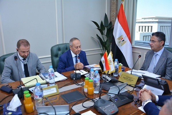 وزير التموين يعقد اجتماعاً مع بعثة البنك الدولي 