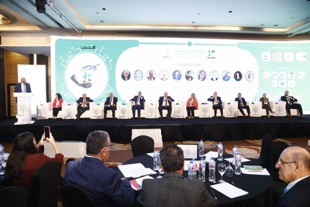 خلال المؤتمر 