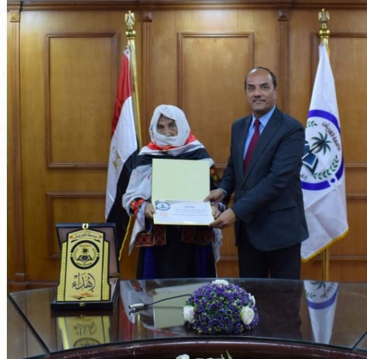 رئيس الجامعة يكرم المجاهدة فرحانة