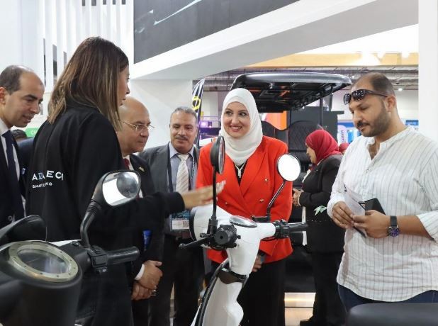 رئيس المعهد خلال المشاركة فى المعرض