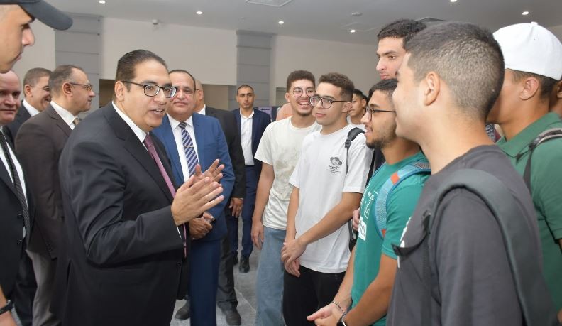 رئيس جامعة القاهرة مع الطلاب