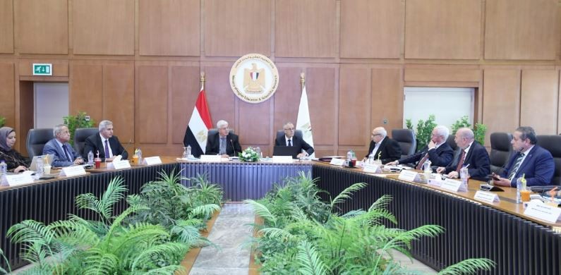 وزير التعليم العالى خلال اجتماع مجلس الجامعات الأهلية