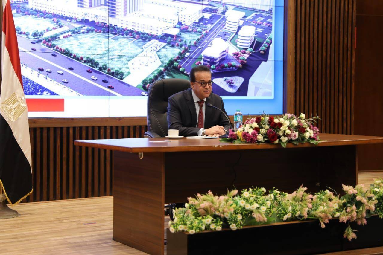 وزير الصحة خلال لقائه بأطباء الجراحة بمستشفى معهد ناصر
