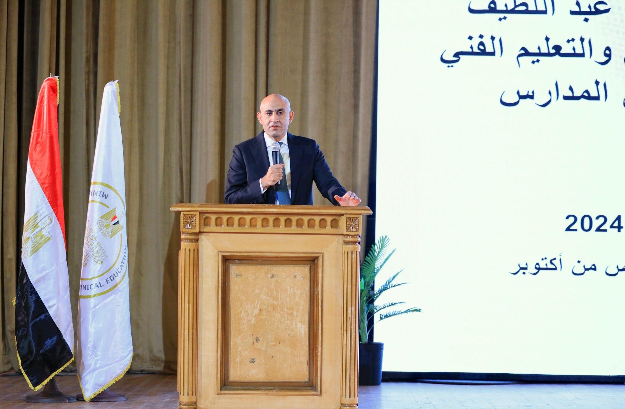 محمد عبد اللطيف وزير التربية والتعليم 