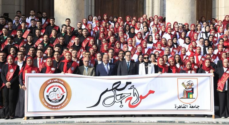 رئيس جامعة القاهرة مع الطلاب
