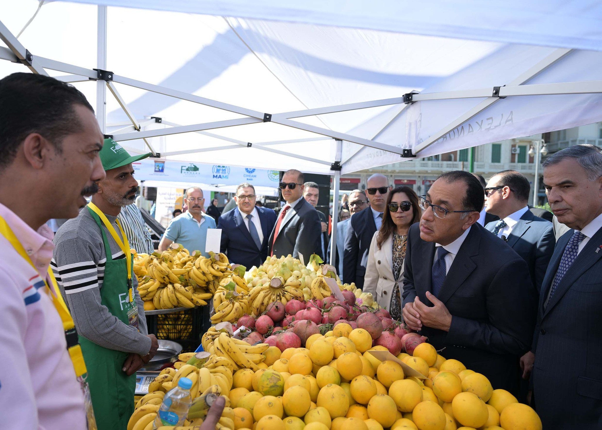 مدبولى يتفقد سوق اليوم الواحد