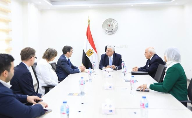 وزير التعليم العالى خلال توقيع الخطاب