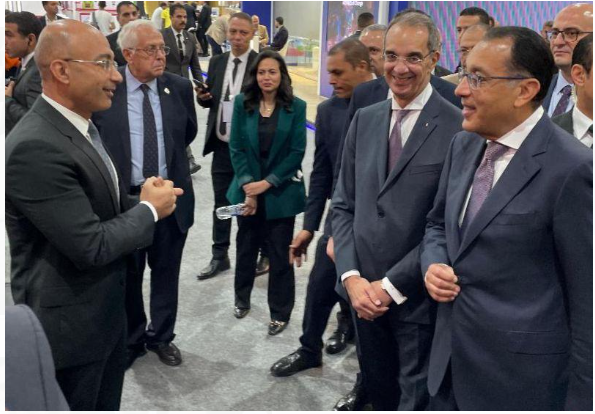 المهندس ياسر شاكر الرئيس التنفيذي والعضو المنتدب لشركة اورنچ مصر أثناء استقباله لمعالي رئيس مجلس الوزراء الدكتور مصطفي مدبولي ووزير الاتصالات وتكنولوجيا المعلومات الدكتور عمرو طلعت في جناح اورنچ بمعرض كايرو أي سي تي