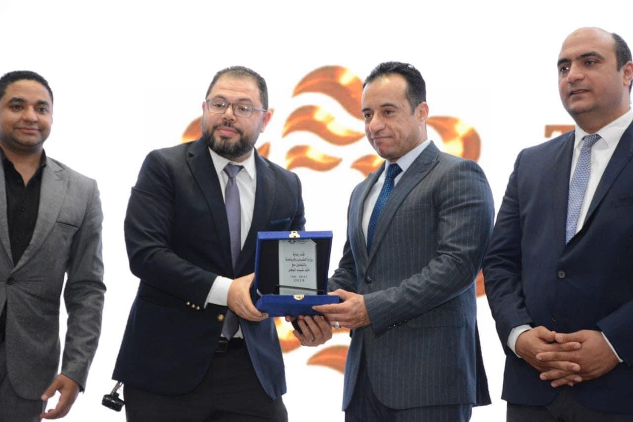تكريم الدكتور أيمن الدهشان أحد المدربين المؤثرين في الشباب 