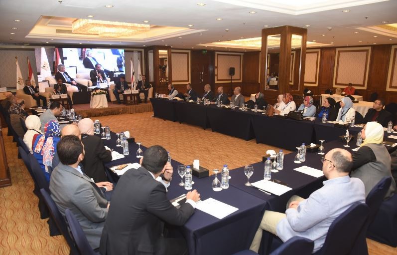 خلال المائدة المستديرة