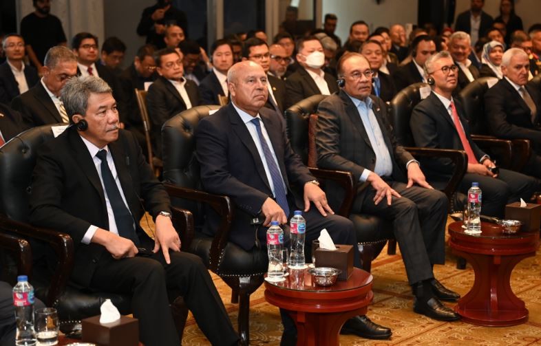 كامل الوزير خلال الافتتاح