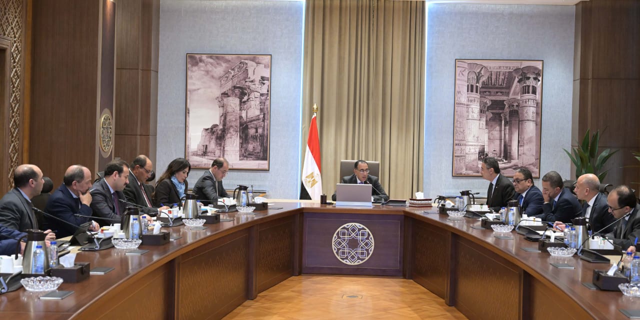 رئيس الوزراء يُتابع الموقف الخاص بتدبير الأقماح