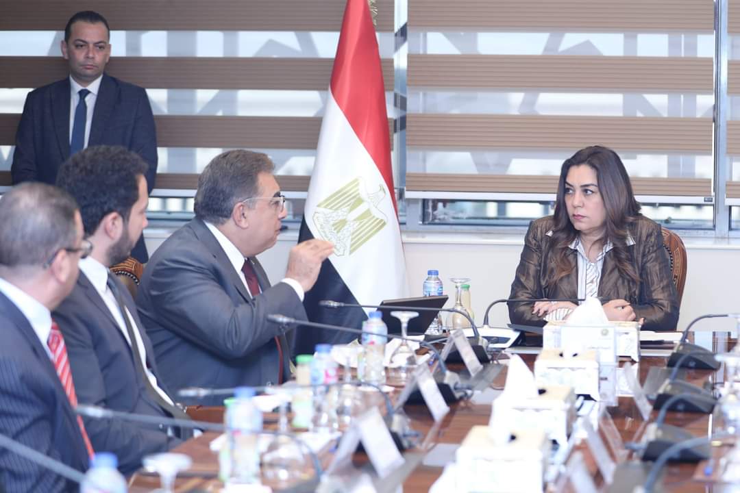 وزيرة التنمية المحلية تشهد التوقيع على عقد إغلاق وتأهيل مقلب قلابشو للمخلفات