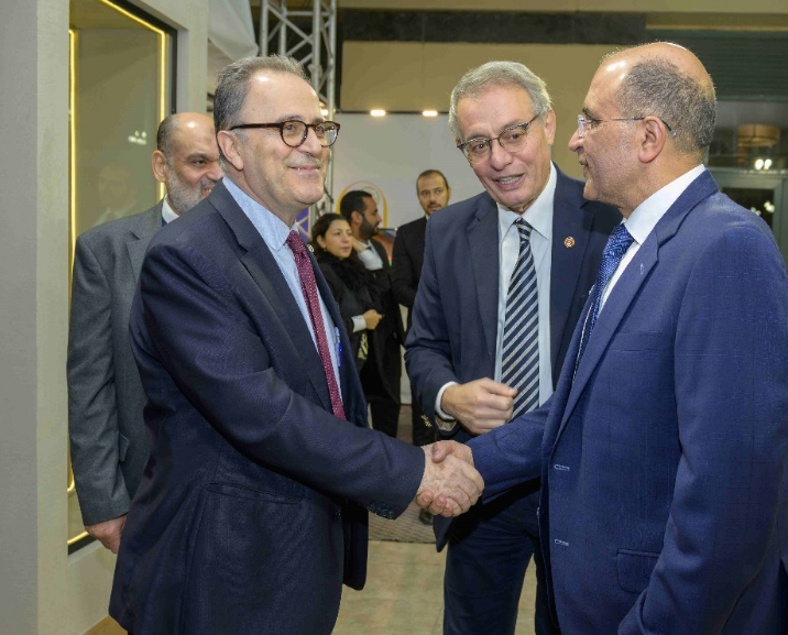 د أحمددلال رئيس الجامعة الأمريكية
