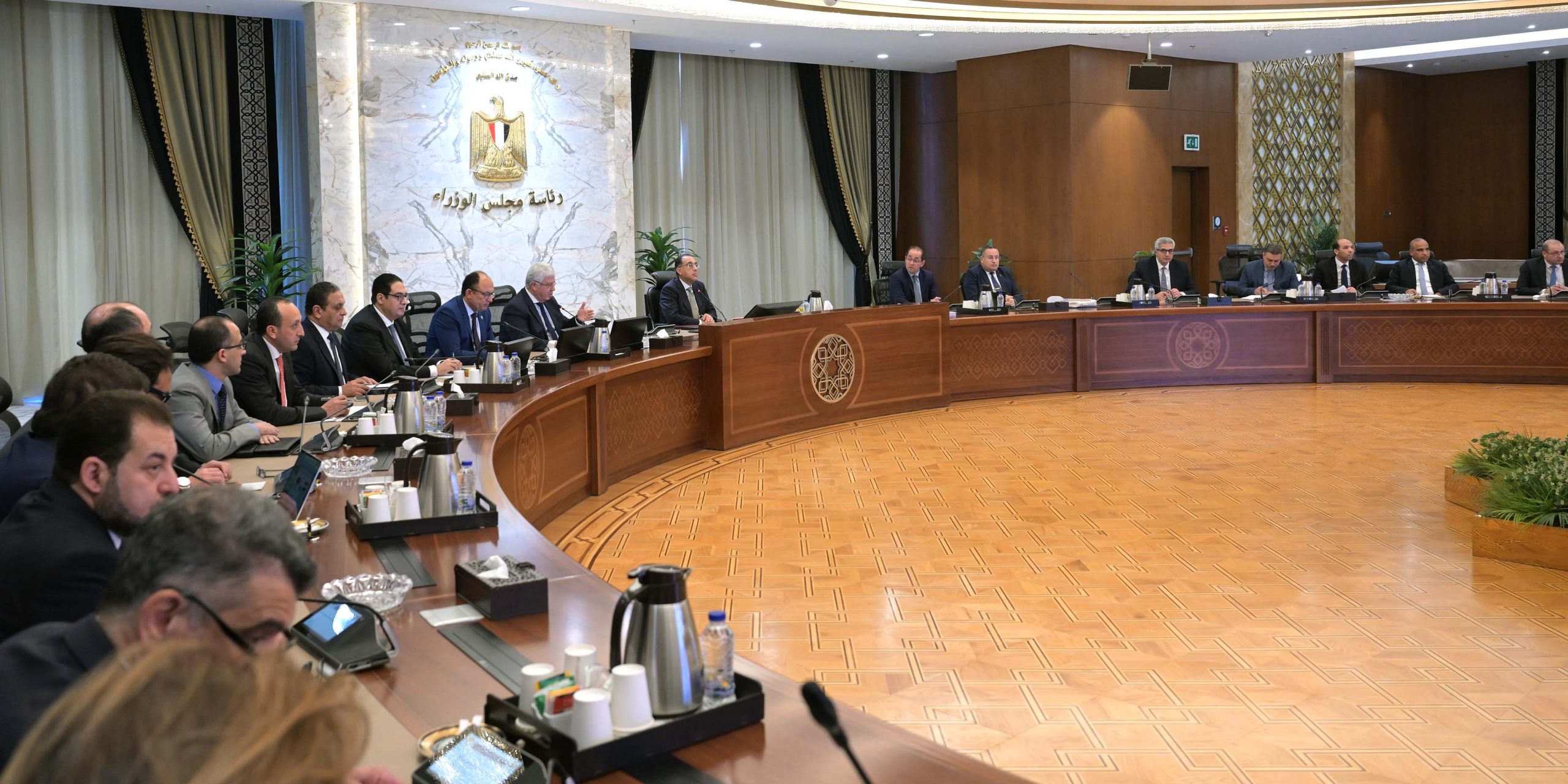 رئيس الوزراء يتابع الموقف التنفيذي لمستشفى "500500"