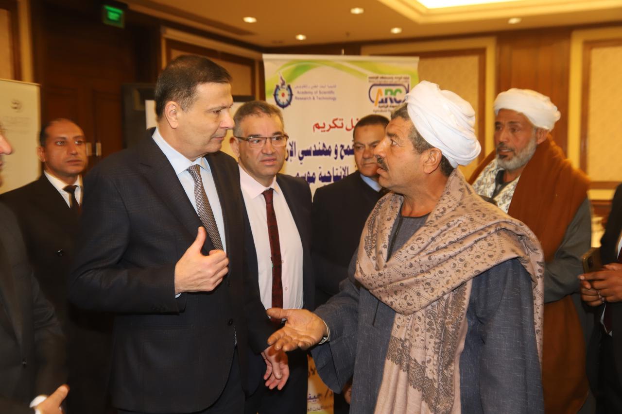 وزير الزراعة يكرم مزارعى القمح