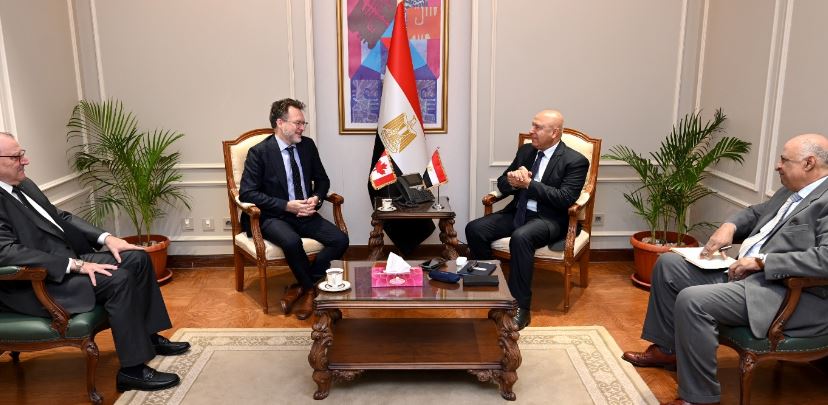 الوزير مع سفير كندا