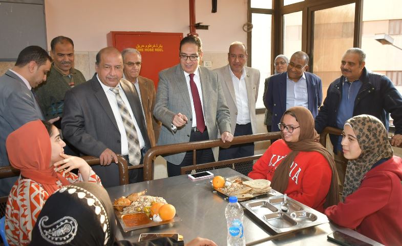 رئيس جامعة القاهرة يتفقد مدينة الطالبات