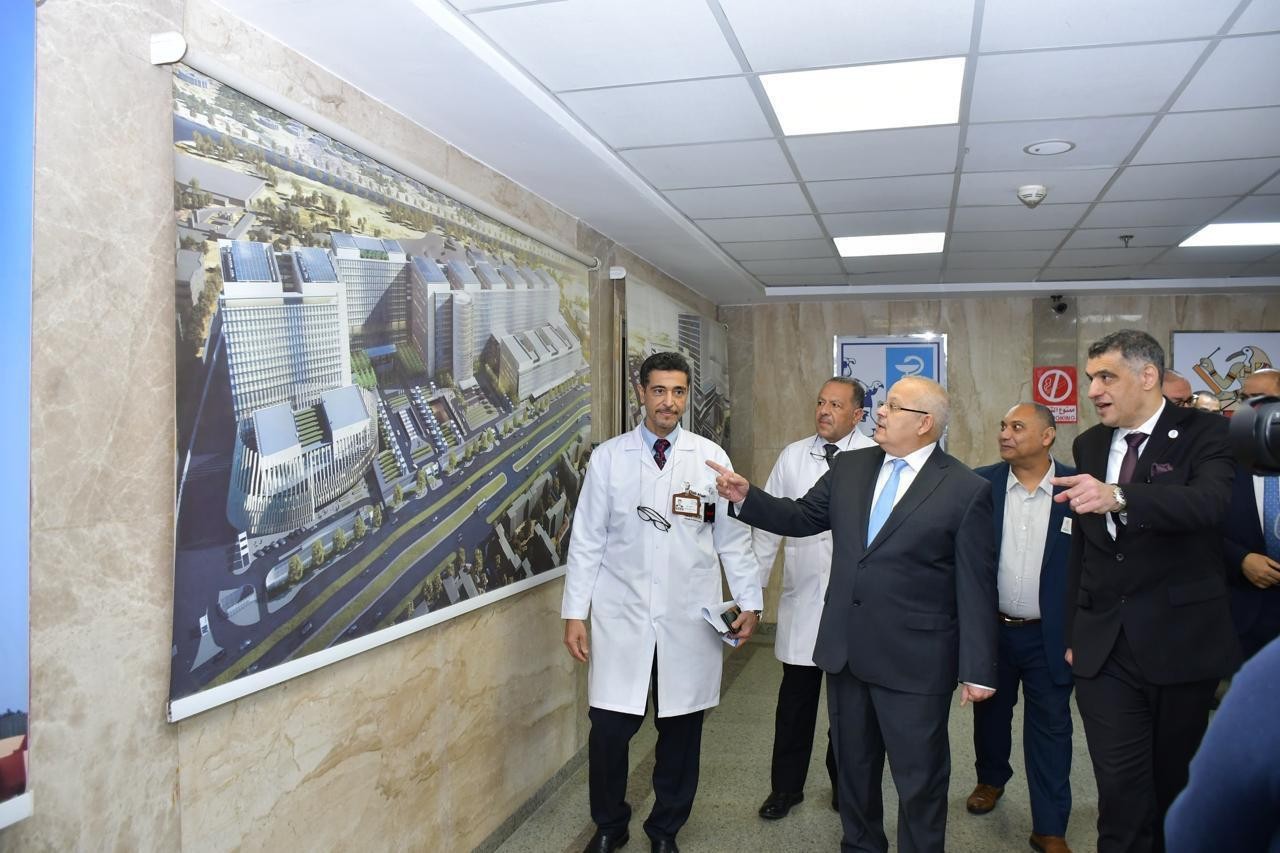 رئيس جامعة القاهرة داخل المعهد