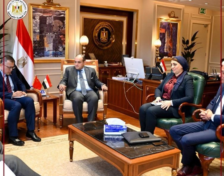 وزير التجارة خلال اللقاء