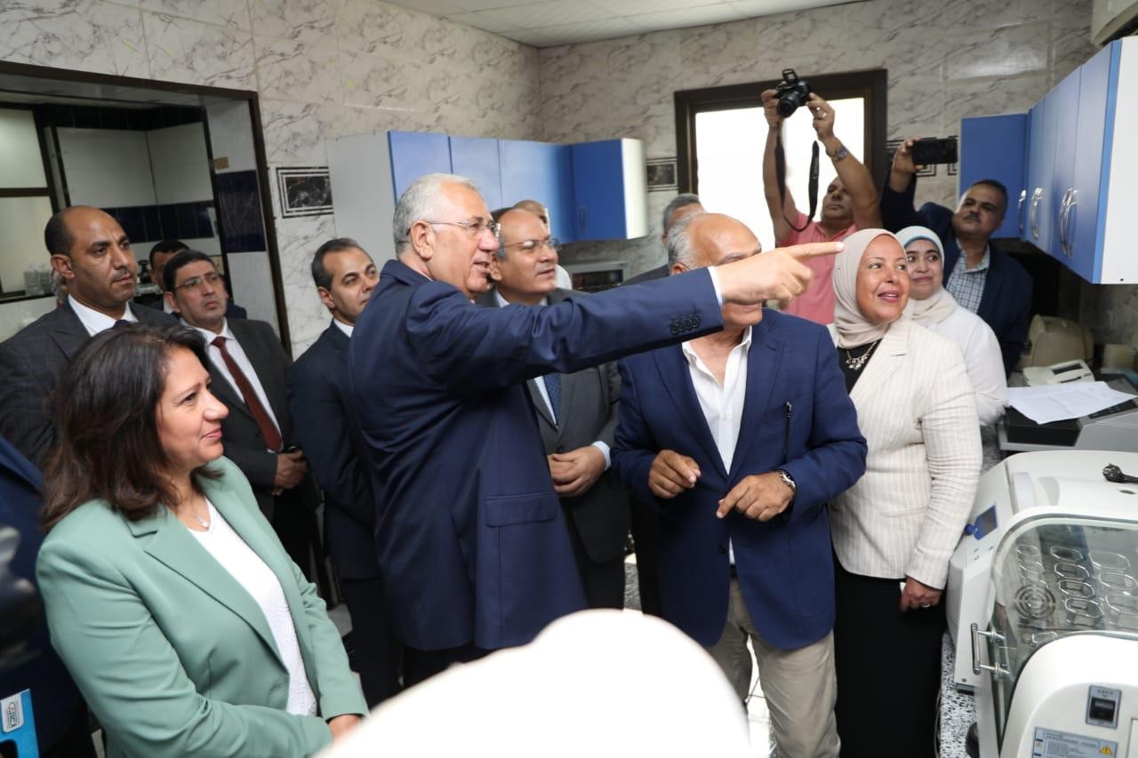 وزير الزراعة يتفقد معمل "سمارت لاب
