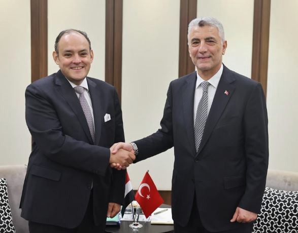 وزير التجارة مع نظيره التركى