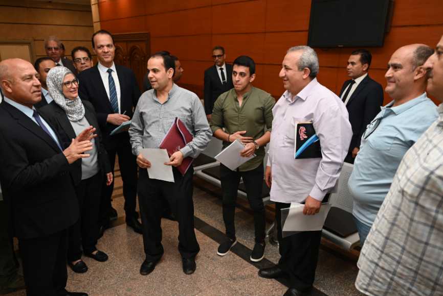الوزير مع عدد من المستثمرين