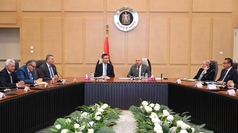 وزير الصناعة مع وزير التموين
