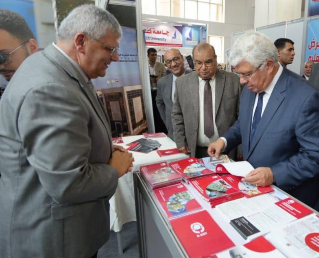 وزير التعليم العالى يتفقد جناح الجامعة اليابانية