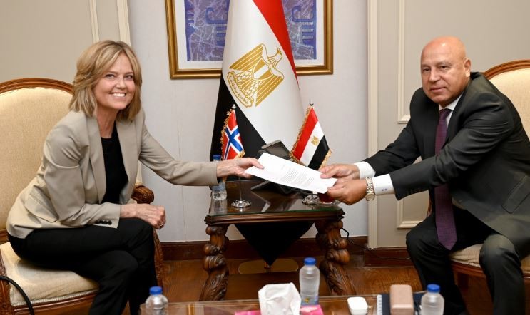 وزير الصناعة مع سفيرة النرويج
