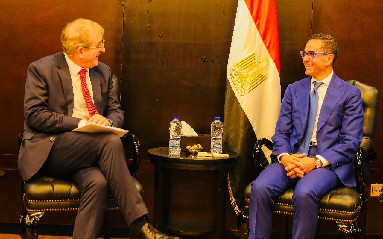 وزير الاستثمار والتجارة الخارجية مع المفوض التجاري البريطاني لإفريقيا
