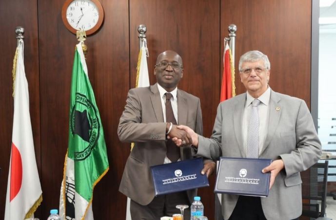 رئيس الجامعة اليابناية مع ممثل البنك الافريقي