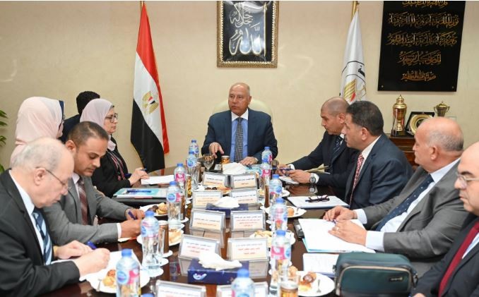 الوزير مع مجلس الهيئة العامة للمشروعات الصناعية