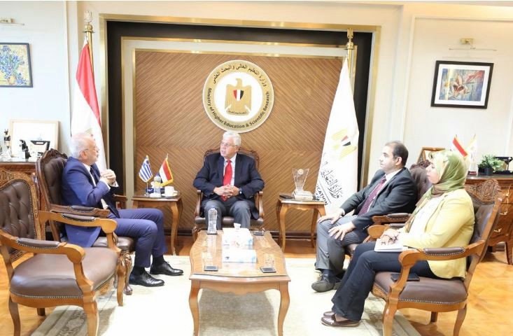 وزير التعليم العالى مع سفير اليونان