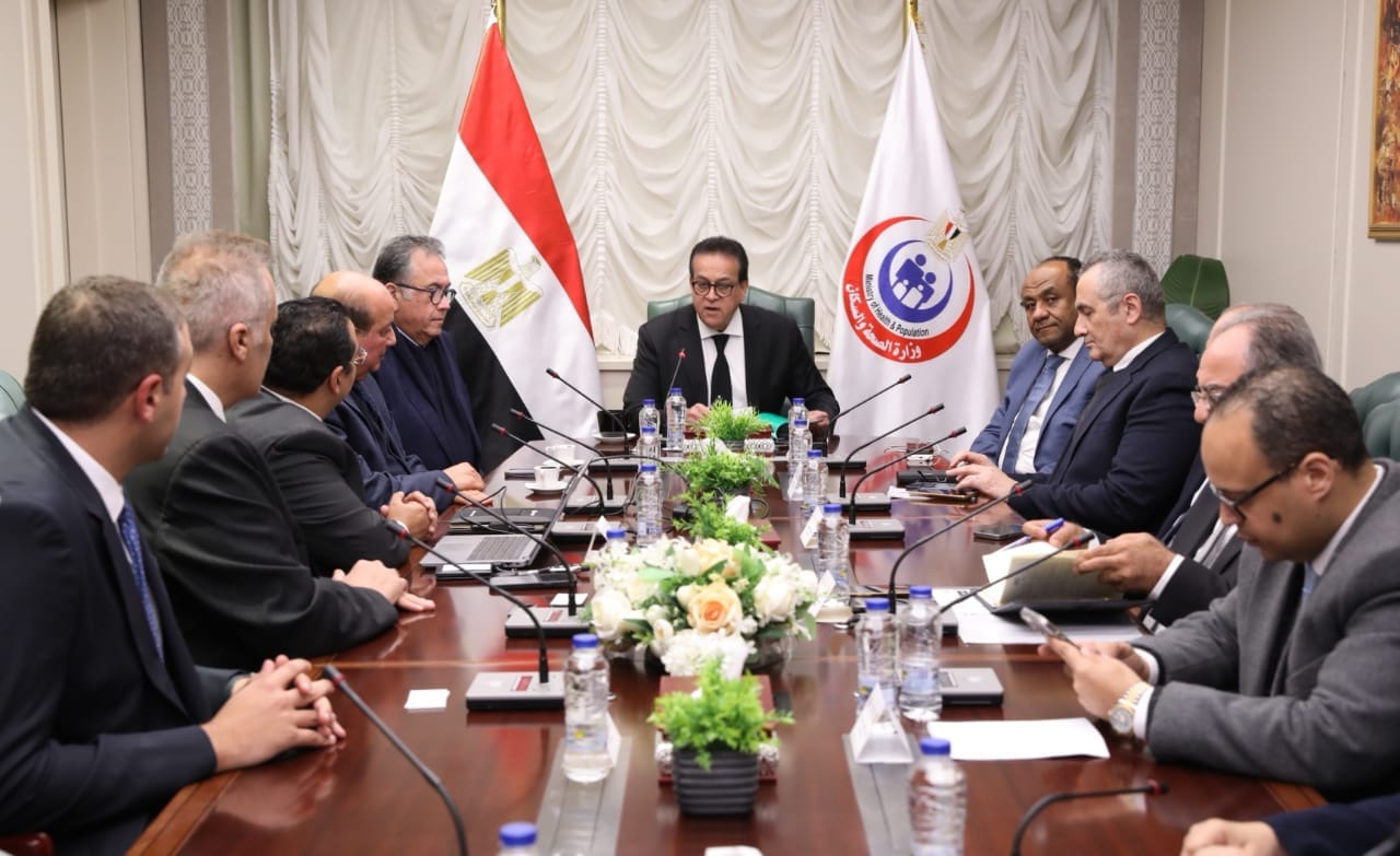مشروع جديد.. "الصحة" تبحث التوسع في استخدام الروبوتات الجراحية