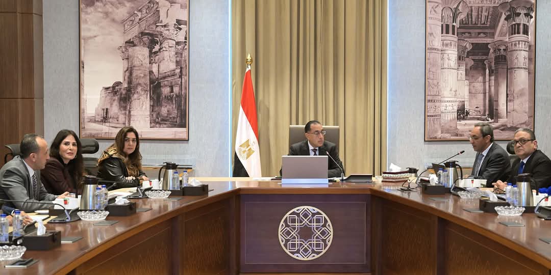 رئيس الوزراء يتابع مع محافظ قنا ملفات العمل والرؤية التنموية للمحافظة