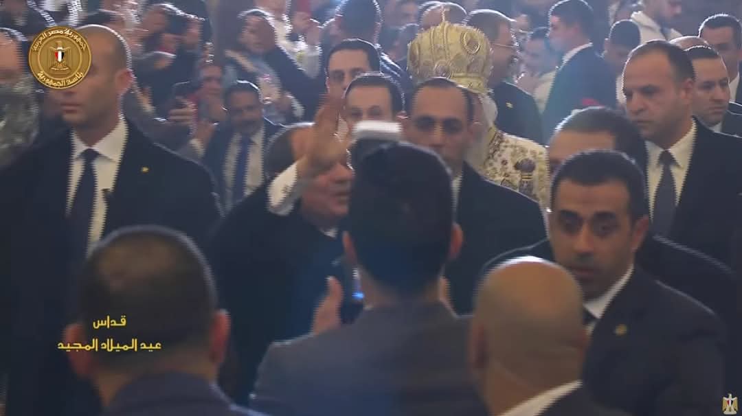 السيسي يهنئ الأقباط بالعيد من داخل كاتدارئية المسيح