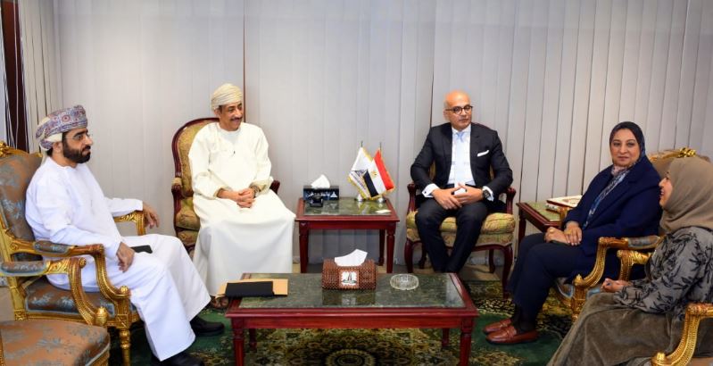 ئيس جامعة عين شمس مع السفير العمانى