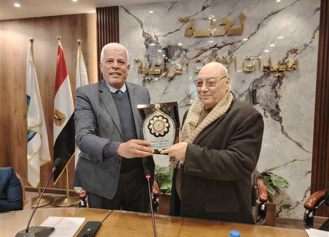 تقيب الزراعيين يكرم رئيس لجنة المبيدات
