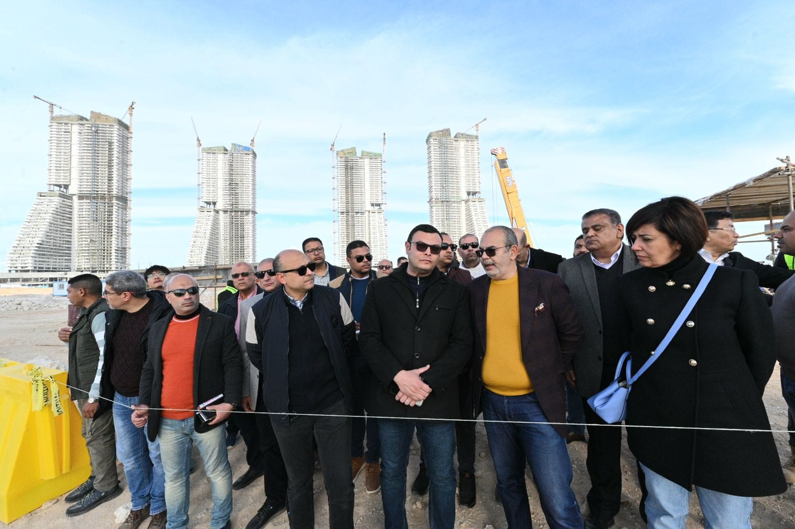 وزير الإسكان يتفقد موقف مشروع أبراج الداون تاون وبحيرات العلمين
