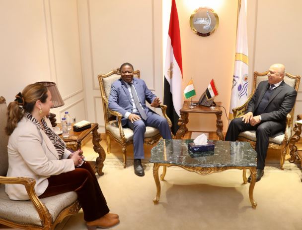 الوزير مع سفير كوت ديفوار