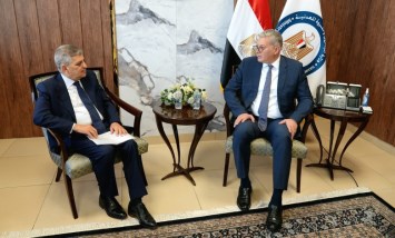 وزير البترول مع رئيس هيئة قناة السويس