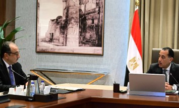 رئيس الوزراء مع وزير قطاع الأعمال