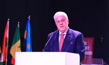 أيمن عاشور